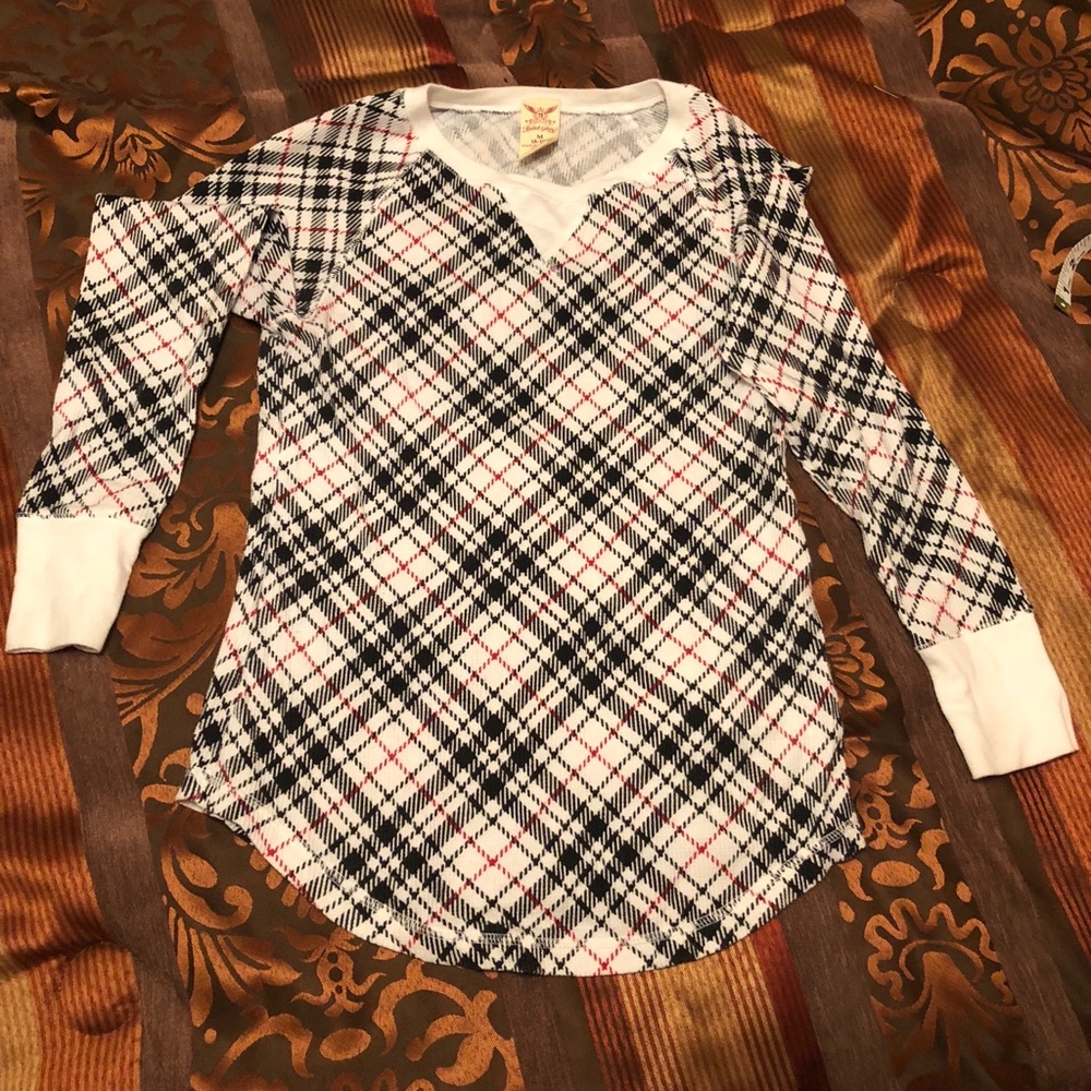Very trendy style/pattern on a L.S. thermal top